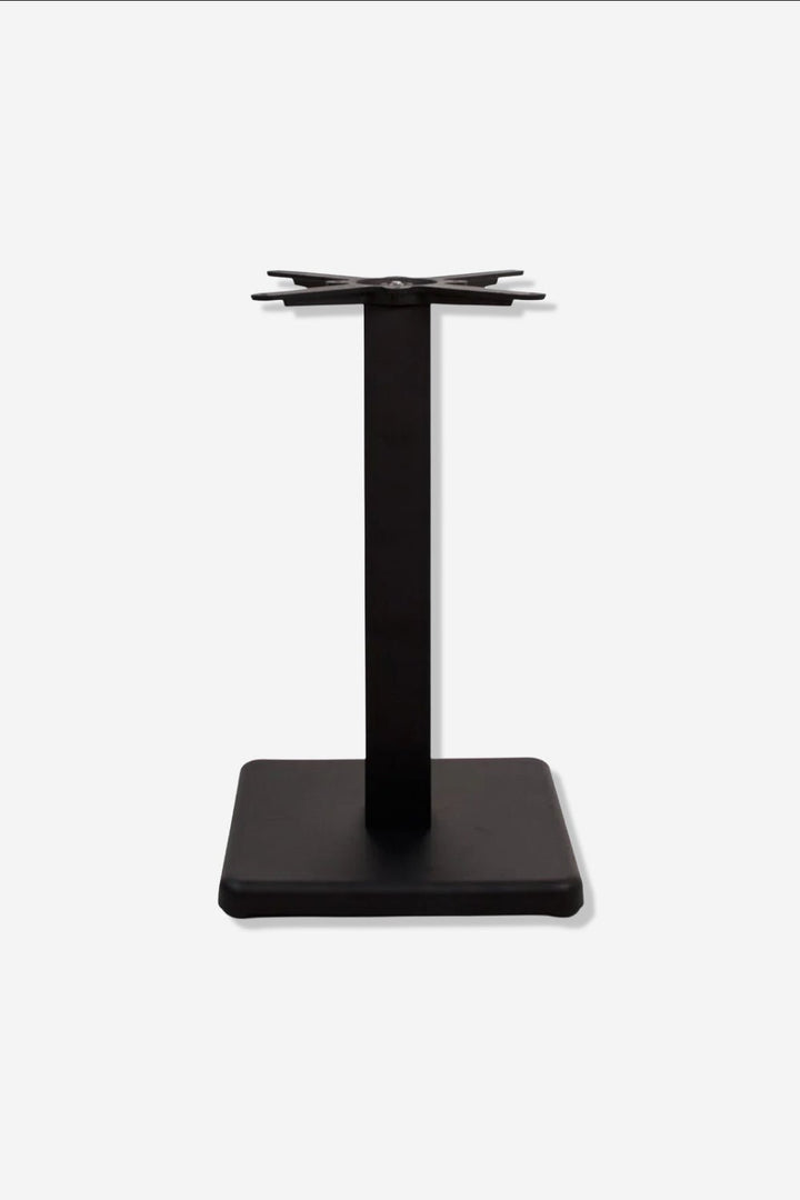 Pie de mesa Equilibra hierro base cuadrada negro sobre fondo gris de estudio