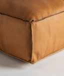 Puf BOUSSAC en color marrón, de cuero