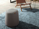 puff contemporáneo en tela gris con forma cónica y asa decorativa, ideal para sala o recámara