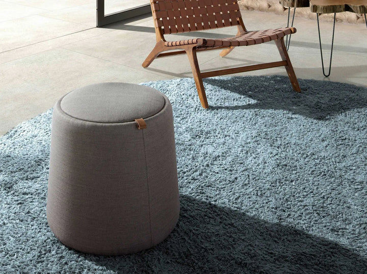 puff contemporáneo en tela gris con forma cónica y asa decorativa, ideal para sala o recámara