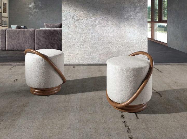 puff blanco minimalista en tela, ideal como asiento auxiliar o decorativo en sala o dormitorio