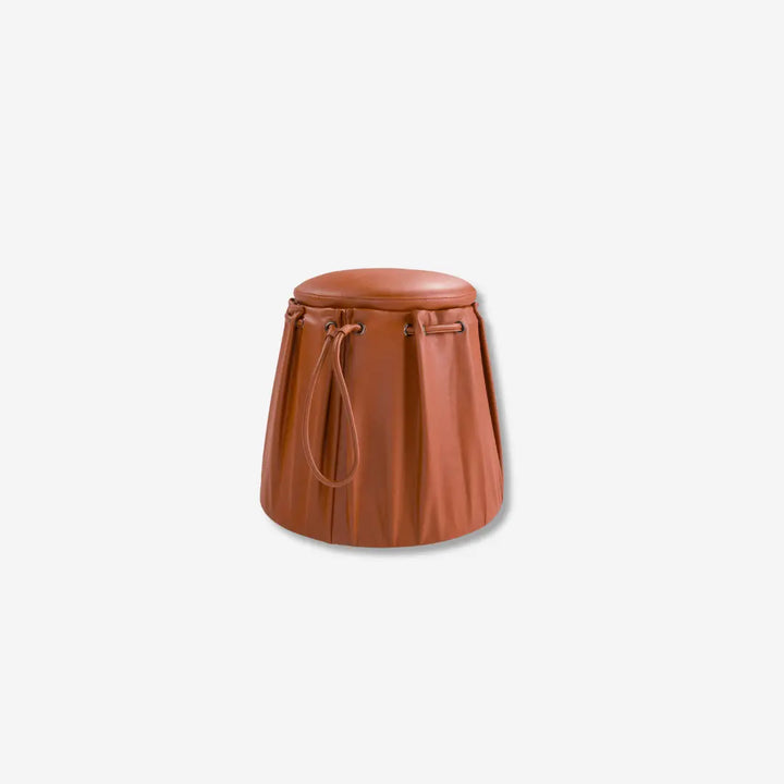 puff redondo de piel marrón con acabado liso y cordones, ideal para interiores sofisticados