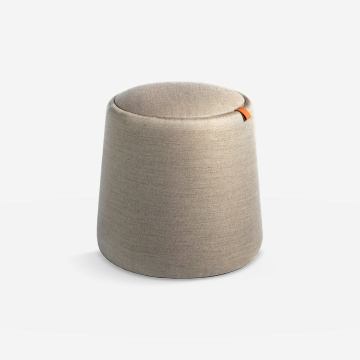 Puff tela gris sobre fondo gris de estudio
