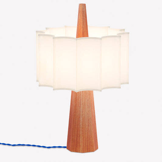 Lámpara Rain de Mesa - Estructura de madera de castaño, pantalla blanca y cable textil azul