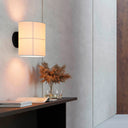Lámpara Rania de Pared 28 - Estructura negra mate y pantalla crema blanca en ambiente decorado (3)