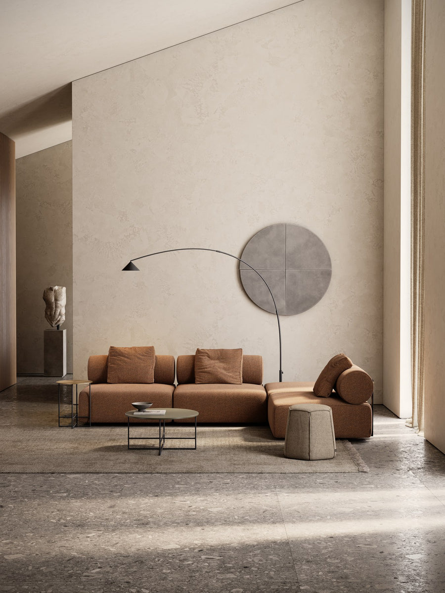 Salón con sofá terracota y lámpara de pie escultórica