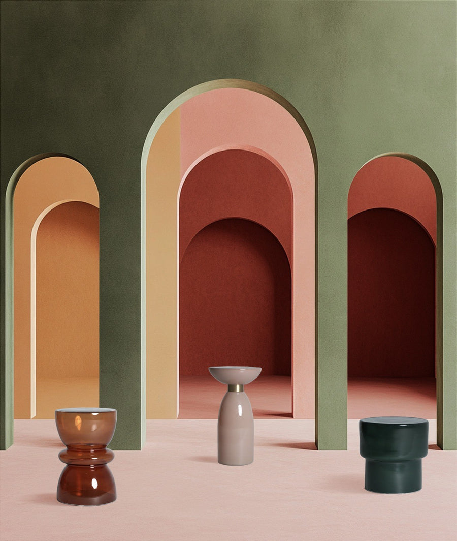 Escenografía de arcos de color con taburetes y jarrones