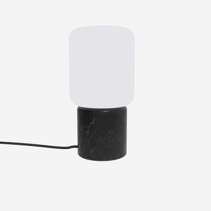 Lámpara Remi de Mesa Lantern - Mármol negro sobre fondo gris de estudio
