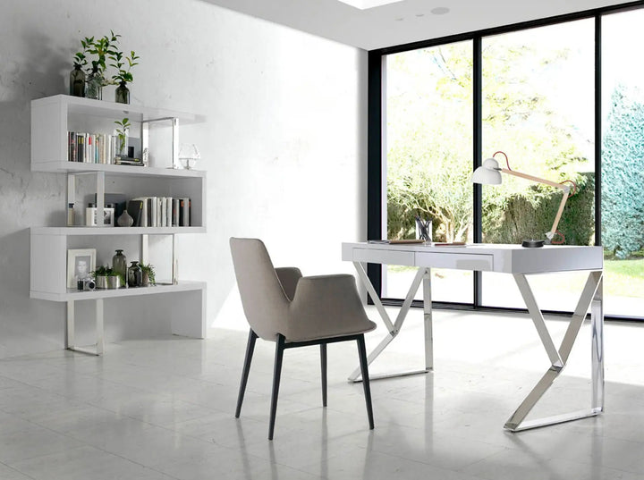 repisa blanca con soportes cromados y diseño escalonado de estilo contemporáneo