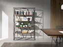 repisa moderna con base de metal negro y entrepaños de madera, estructura abierta y diseño abstracto