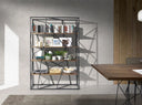 repisa moderna con base de metal negro y entrepaños de madera, estructura abierta y diseño abstracto