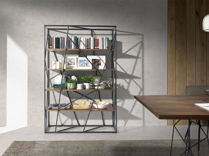 repisa moderna con base de metal negro y entrepaños de madera, estructura abierta y diseño abstracto