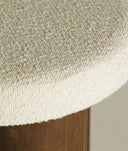 Reposapiés HOEK de madera de mango marrón natural con asiento en tela blanca - Reposapiés y puffs - El Workshop - madera mdf