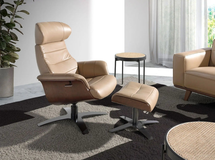 reposapiés moderno en piel beige arena con base metálica giratoria y diseño curvo contemporáneo