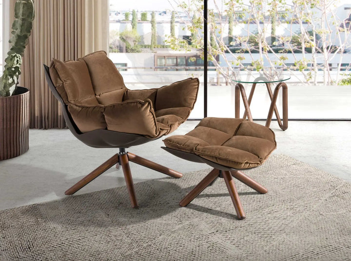 reposapiés en terciopelo marrón con patas de madera, diseño acolchonado para máxima comodidad