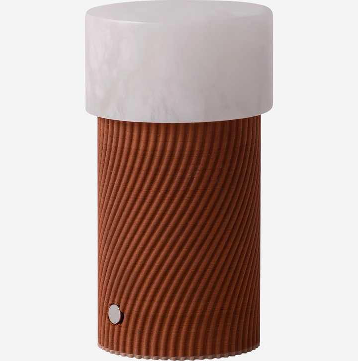 Rizzo Lámpara Portable - Madera PLA Teka sobre fondo gris de estudio