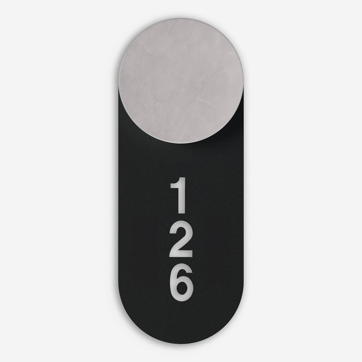 Lámpara Rock de Pared 14 Signage Tag - Negro mate sobre fondo gris de estudio