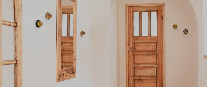 Lámpara Roi de Pared Simple - Base negra y vidrio blanco opal en ambiente decorado (2)