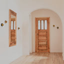 Lámpara Roi de Pared Disc - Base latón pulido mate y vidrio blanco opal en ambiente decorado