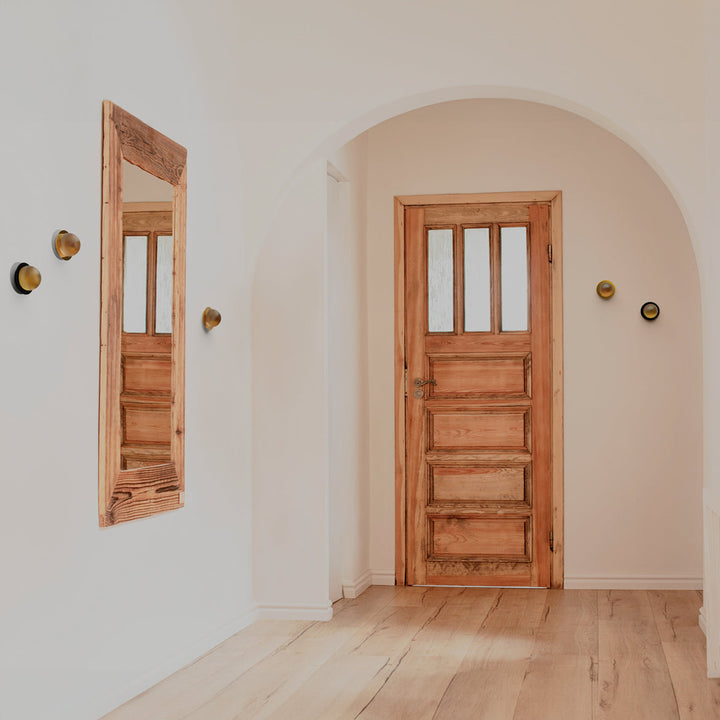 Lámpara Roi de Pared Disc - Base latón pulido mate y vidrio blanco opal en ambiente decorado