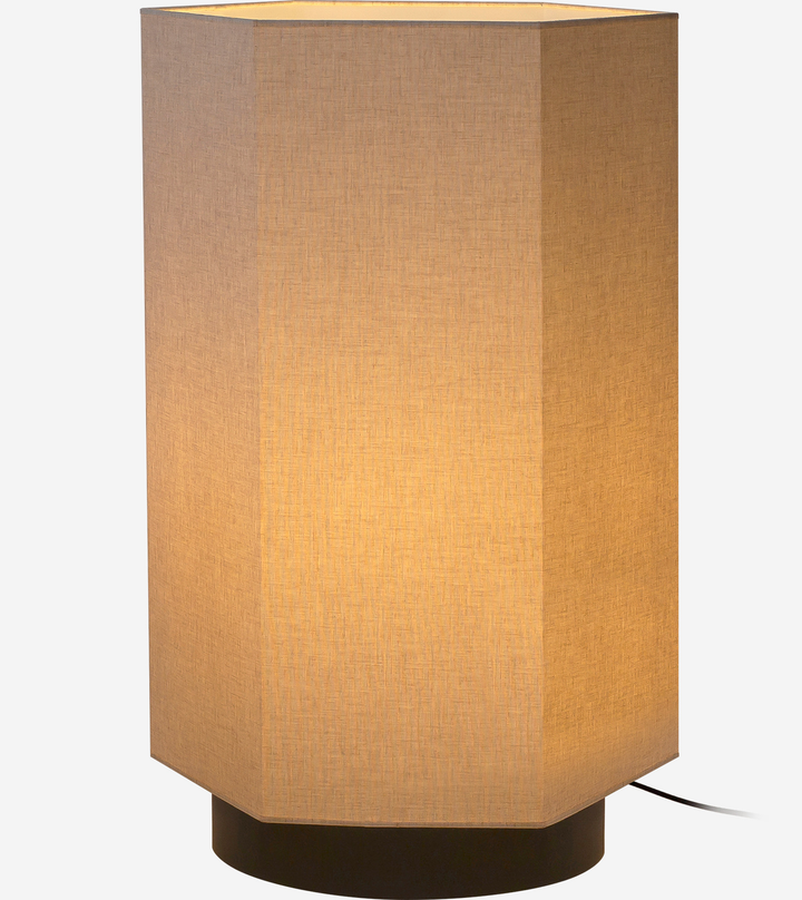 Lámpara Roxi de Piso 45 - Base negra mate y pantalla crema blanca sobre fondo gris de estudio