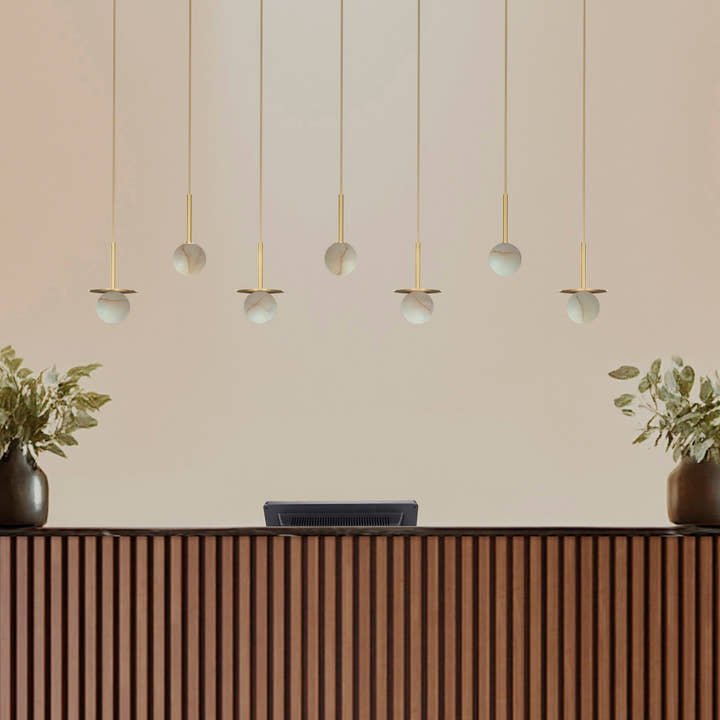 Royal Simple hanglamp - Mat gepolijste messing voet, albasten bol en gouden textielkabel