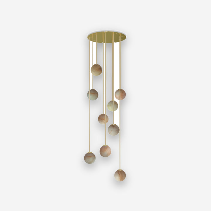 Lámpara Royal Colgante Chandelier Circular Drops - Estructura dorada, bola de alabastro y cable text sobre fondo gris de estudio