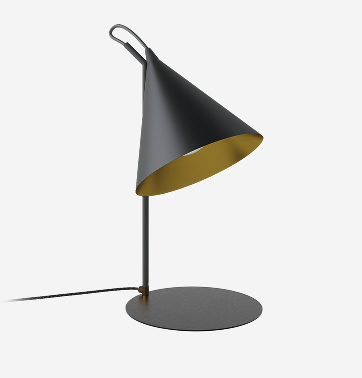 Lámpara Rubi de Mesa - Negro mate y dorado sobre fondo gris de estudio