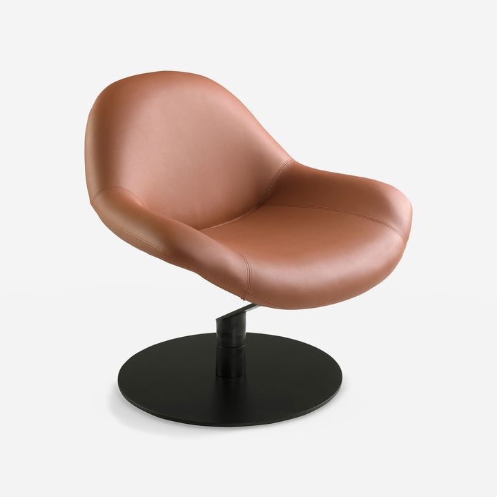 Sillón giratorio polipiel marrón sobre fondo gris de estudio