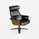 Sillón giratorio reclinable piel negro sobre fondo gris de estudio