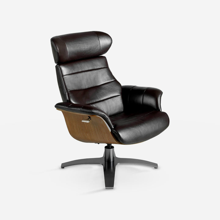 Sillón giratorio reclinable piel negro sobre fondo gris de estudio
