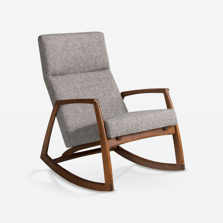 Sillón mecedora tela gris sobre fondo gris de estudio
