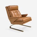 Sillón piel marrón claro sobre fondo gris de estudio