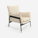 Sillón piel gris perla sobre fondo gris de estudio
