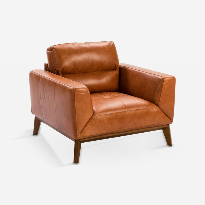 Sillón piel marrón sobre fondo gris de estudio