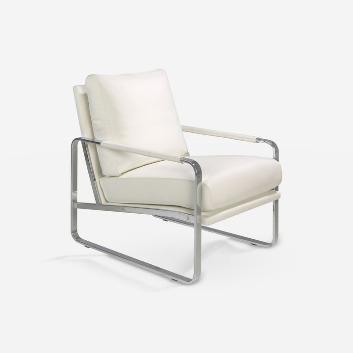 Sillón polipiel blanco sobre fondo gris de estudio
