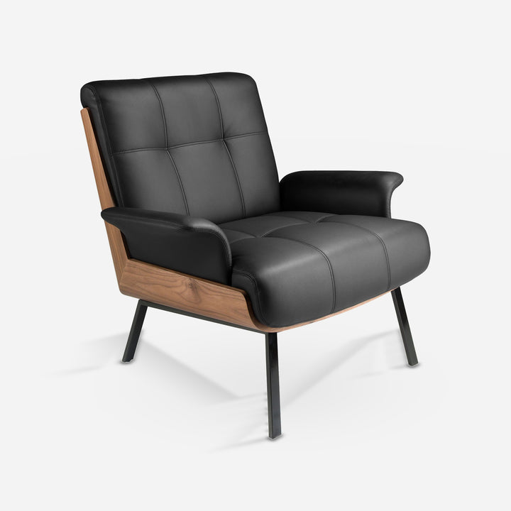 Sillón polipiel negro sobre fondo gris de estudio