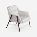 Sillón tela blanco sobre fondo gris de estudio