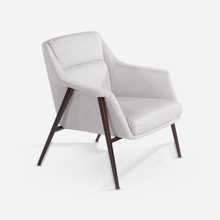 Sillón tela blanco sobre fondo gris de estudio