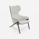 Sillón tela gris sobre fondo gris de estudio