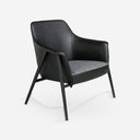 Sillón tela gris y polipiel negro sobre fondo gris de estudio