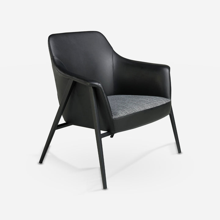 Sillón tela gris y polipiel negro sobre fondo gris de estudio