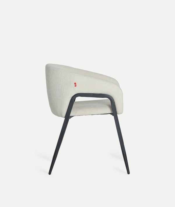 SILLA AREN diseño contemporáneo y ligereza visual en blanco roto