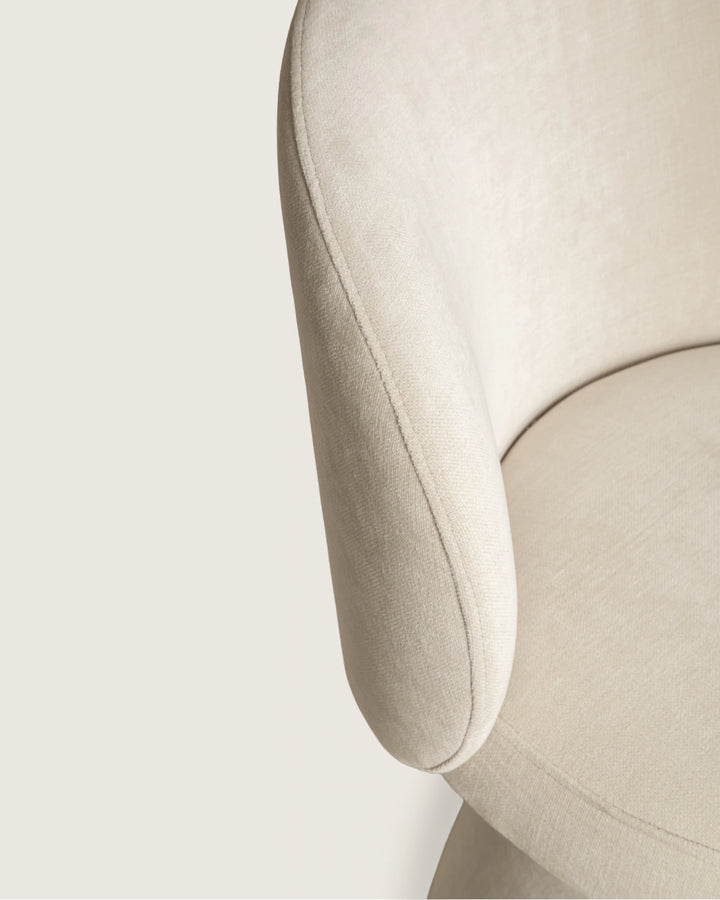 Silla Aura en tela (tapizado) en ambiente decorado