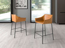 silla alta para barra con brazos integrados, tapizada en tono marron claro y patas metálicas negras