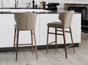 silla alta para barra o isla con asiento y respaldo tapizados en tono beige claro y patas delgadas de madera