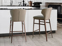 silla alta para barra o isla con asiento y respaldo tapizados en tono beige claro y patas delgadas de madera
