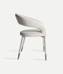 Silla CASSEL confeccionada en poliéster con un tono blanco roto minimalista