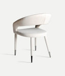 Silla CASSEL confeccionada en poliéster con un tono blanco roto minimalista