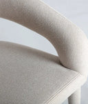 Silla CASSEL confeccionada en poliéster con un tono blanco roto minimalista